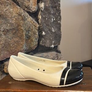 CROCS W7 Cap Toe Ballet Flat Women Stucco Off White and Black